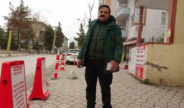 'Mülküm' diyerek kaldırımı dubalarla işgal etti