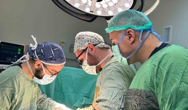 Muş'ta midesi delinen çocuk başarılı operasyonla hayata tutundu