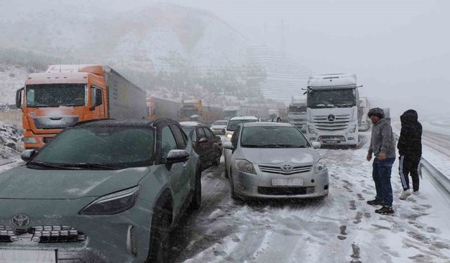 Nisan ayında kar esareti: Erzincan-Sivas kara yolu kapandı
