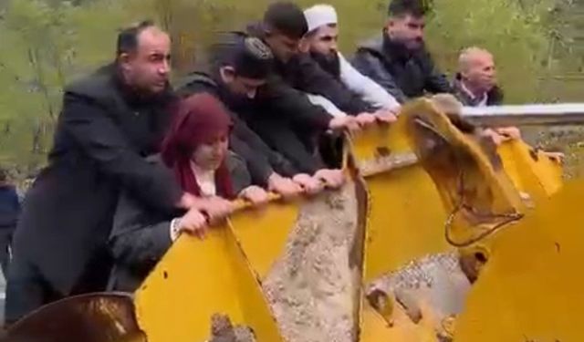Sel engel oldu, cenaze iş makinesiyle taşındı