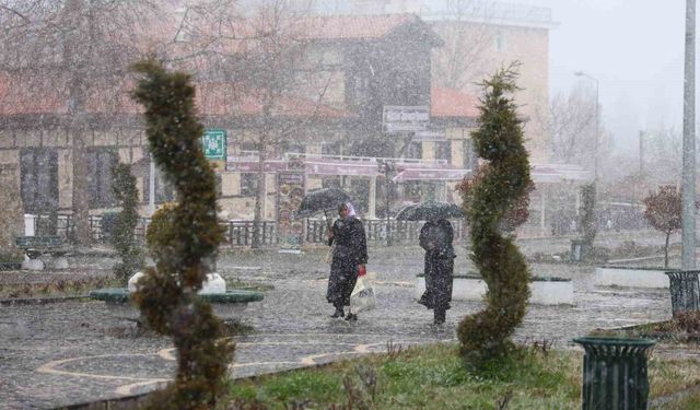 Tarihi Harput kar altında: Kartpostallık manzaralar oluştu