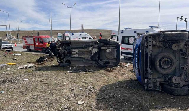 Van'da zincirleme trafik kazası: 4'ü asker, 6 yaralı