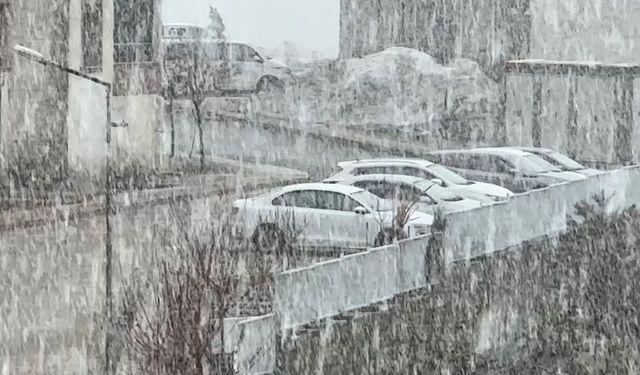 Yüksekova'da görüş mesafesi 20 metreye kadar düştü