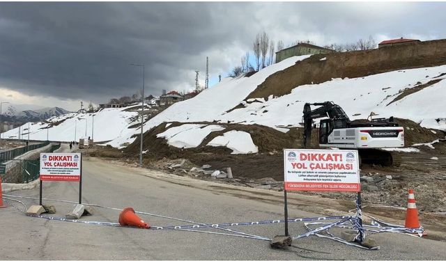 Yüksekova’da heyelan ulaşımı aksattı: Trafik 3 gündür tek şerit
