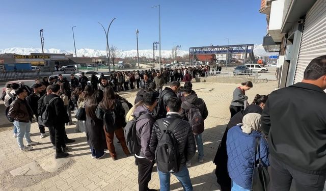 Yüksekova'da kütüphane önünde uzun kuyruk oluştu