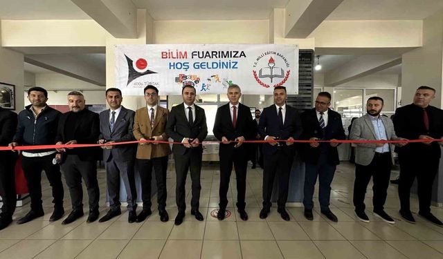 Yüksekova'da öğrencilerin bilimsel çalışmaları sergilendi