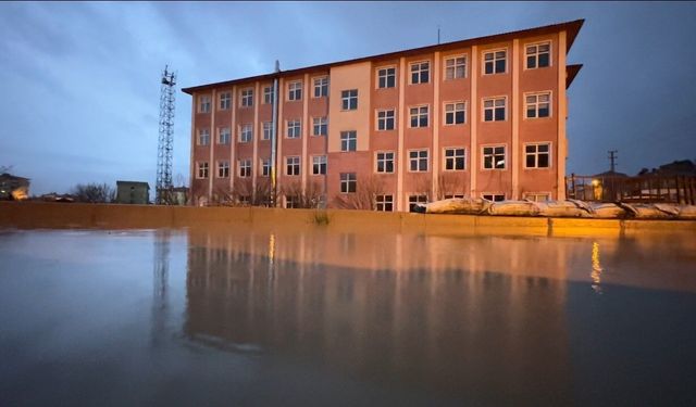 Yüksekova'da sağanak yağış sonrası bir okul sular altında kaldı