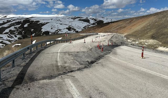 Ahlat-Malazgirt karayolunda zemin kayması, yol kapandı