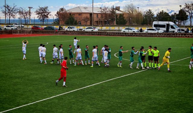 Ahlat Spor evinde puan kaybetti