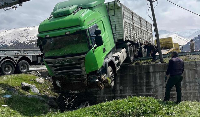 Tatvan’da tır yoldan çıktı