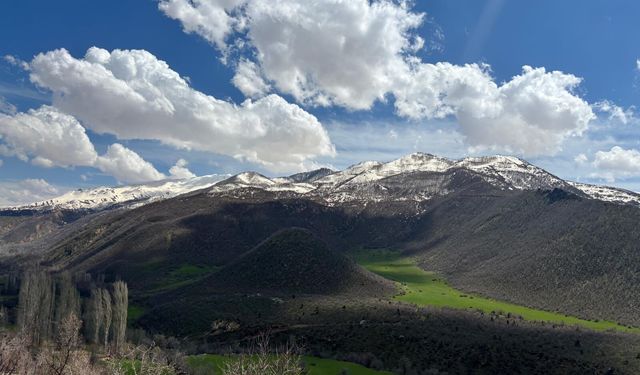 Bitlis’te yeşil ve kar manzarası görsel şölen sunuyor