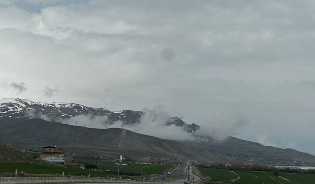 Bitlis’te yağmur sonrası dağlarda oluşan buhar ilgi çekti