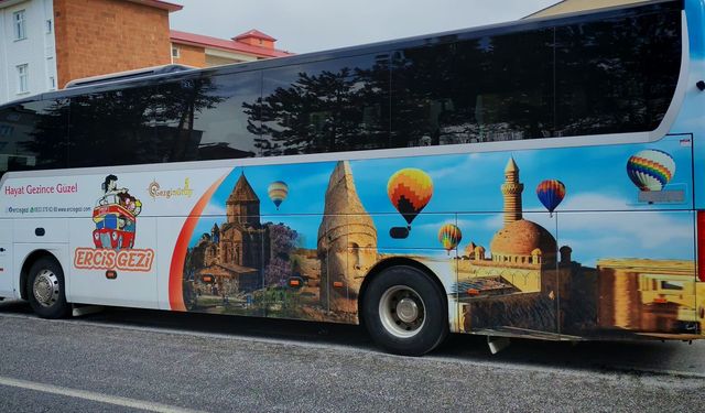 Ahlat’ta turizm hareketliliği ve temalı otobüsler dikkat çekiyor