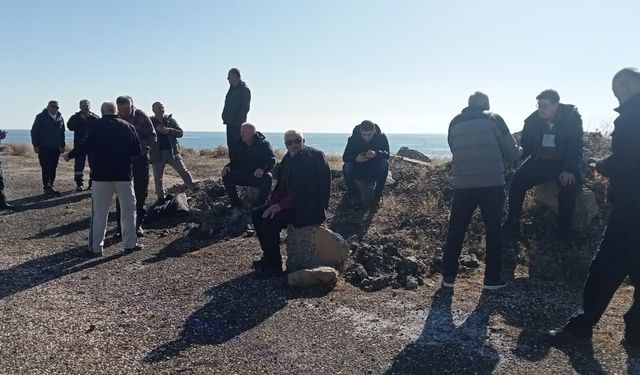 Van Gölü sahilinde doğa yürüyüşü