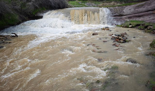 Ahlat Harabeşehir Çayı yağmur sularıyla coştu