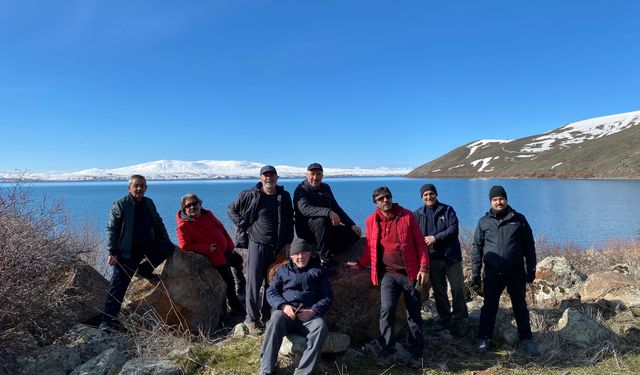 Ahlatlı doğaseverler Nazik Gölü kıyısında yürüdü