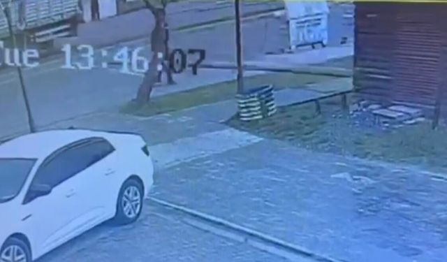 Tatvan’da devrilen telefon direği faciaya ramak kala önlendi