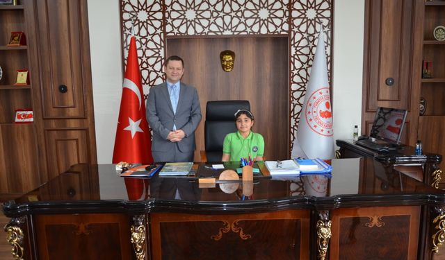 Tatvan Kaymakamı Demirer koltuğunu öğrenciye devretti