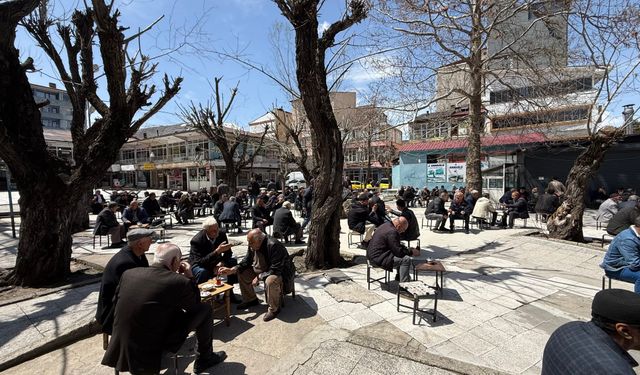 Tatvan’da güneşli havada çay keyfi