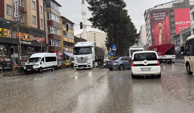 Tatvan’da nisan yağmuru hayatı olumsuz etkiledi