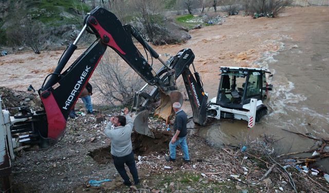 Mutki Deresi’nde tehlikeli anlar: Kepçe son anda kurtarıldı