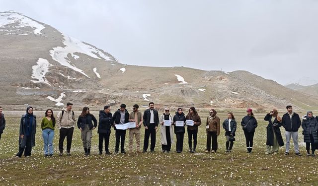 Üniversitesi öğrencilerinden Güzeldere Vadisi’nde çiğdem yürüyüşü