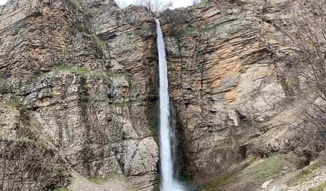 Gümüşkanat Şelalesi baharla birlikte ziyaretçilerini ağırlıyor