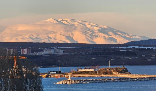 Sisler ve karla süslenen Süphan Dağı Tatvan’dan izleniyor