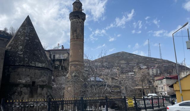 Şerefiye Camisi ile Bitlis’in dağ manzarası göz kamaştırıyor