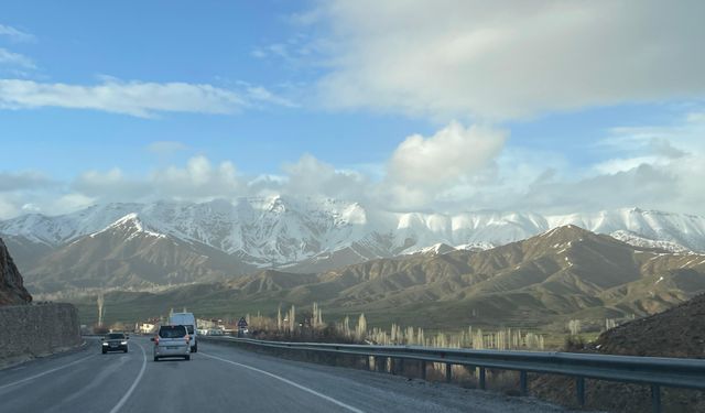 Yolalan’da dağlar kar ve bulutla görsel şölen oluşturdu