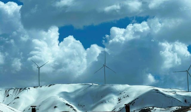 Bitlis'te rüzgar tribünleri bulutlarla görsel şölen oluşturdu