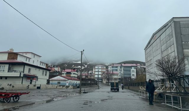 Tatvan’da yağmur sonrası dağlar bulutlarla kaplandı