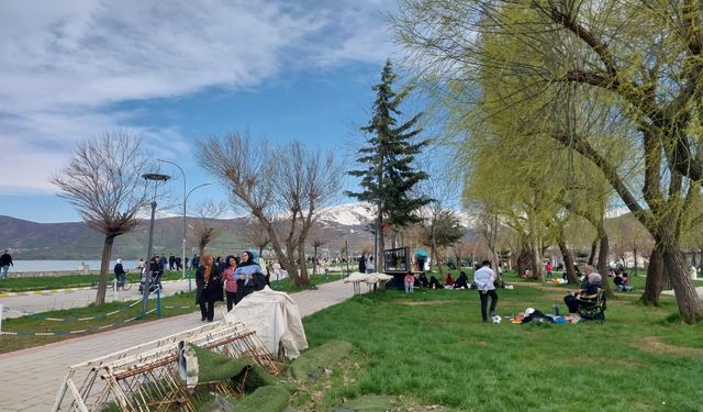Tatvan'da güneşli hava sahilleri canlandırdı