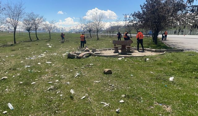 Güroymak’ta Karayolları ekiplerinden park ve bahçe temizliği