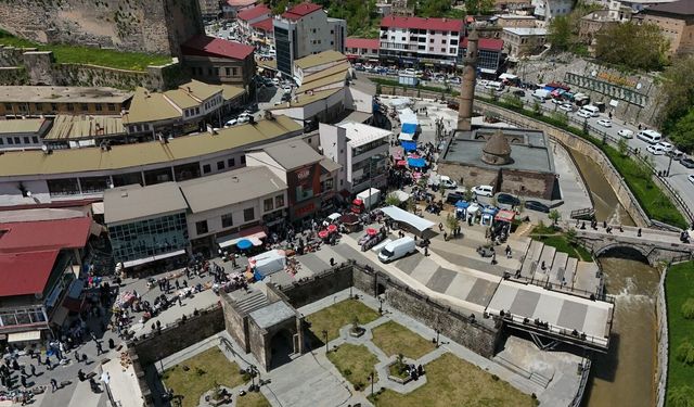 Bitlis çarşısında bayram hareketliliği devam ediyor