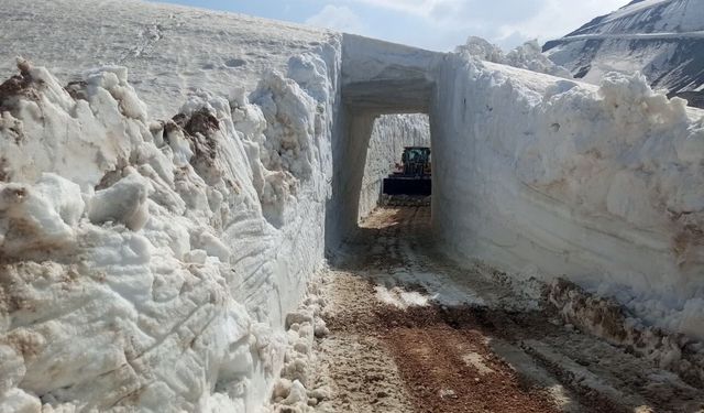 8 metrelik kar koridorları şaşırttı: İş makinesi karın içinde yok oldu