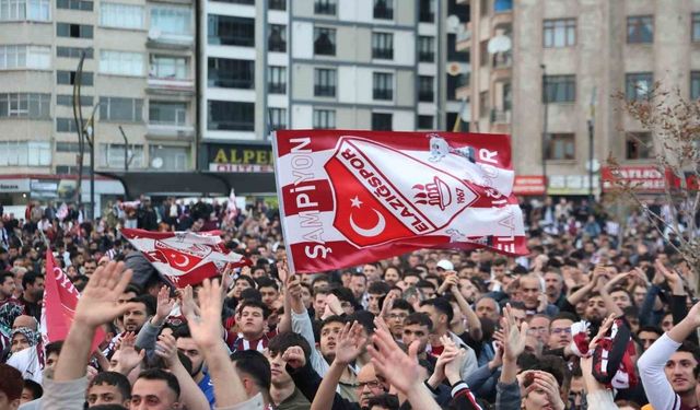 Elazığ’da binlerce taraftar maç heyecanını dev ekranda yaşadı