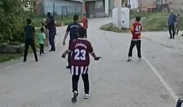 Elazığ'da Jandarma ve çocuklar aynı sahada ter döktü