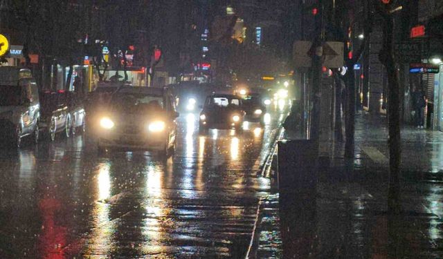 Elazığ'da sağanak yağış etkisini devam ettiriyor