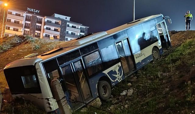 Elazığ'da şarampole uçan halk otobüsünde yolcu olmaması faciayı önledi