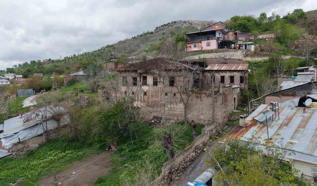 Elazığ'ın 5 asırlık mirası Nihat Bey Konağı bahar renkleriyle göz kamaştırıyor