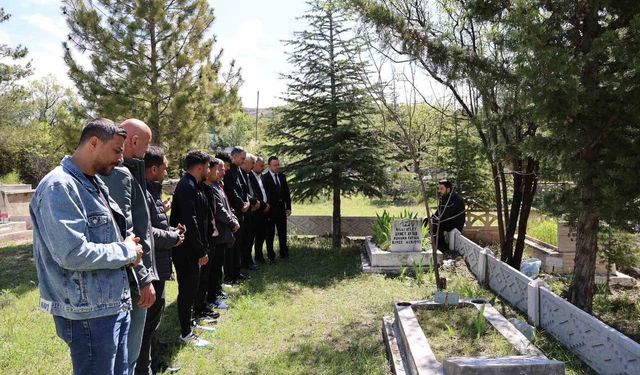 Elazığlı milli atlet kabri başında dualarla anıldı