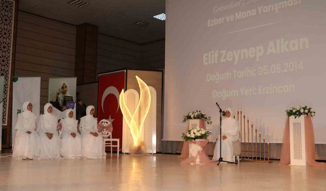 Erzincan'da Kız Kur'an kursu öğrencileri hadis bilgilerini yarıştırdı