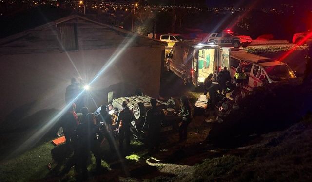 Erzincan'da kontrolden çıkan otomobil evin bahçesine devrildi: 2 yaralı