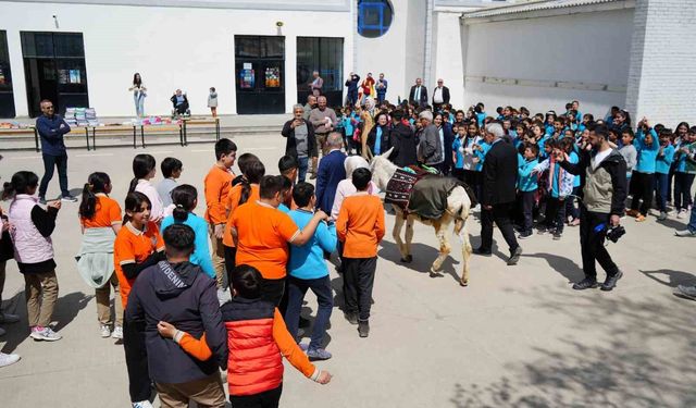 'Eşekli Dostoyevski' Erzincan'da minik okurları sevindirdi
