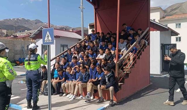 Hakkari polisinden çocuklara trafik eğitimi verildi