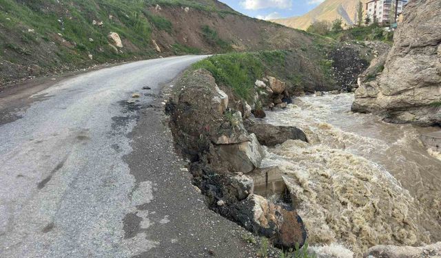 Hakkari'de mahalleler arasındaki yol çöktü