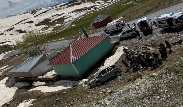 Hakkari'de şarampole yuvarlanan araçta 4 yaralı