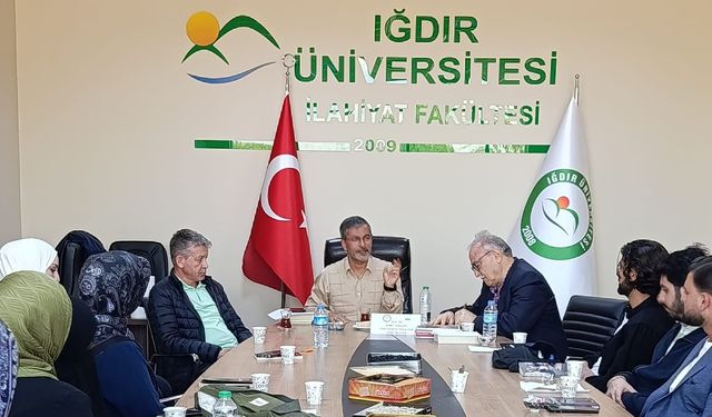 Iğdır Üniversitesi'nce kitap kritiği ve söyleşi programı gerçekleştirildi
