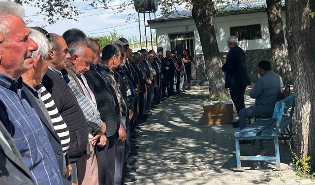 Iğdır'da arkadaşının elindeki silahın patlaması sonucu ölen çocuk gözyaşlarıyla uğurlandı